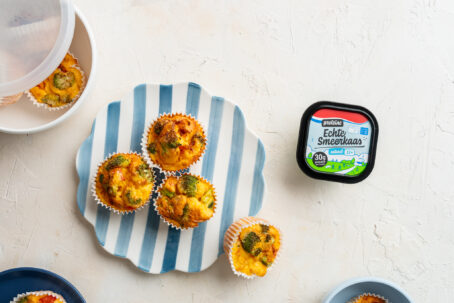 Meal prep deze eimuffins met onze Echte Smeerkaas proteïne 15+, eieren en varieer met de restjes groenten die je in huis hebt!